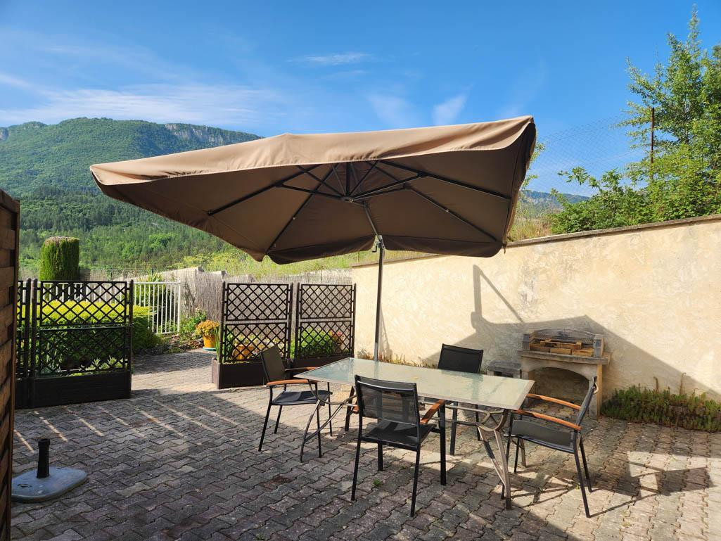 Terrasse privative du gîte 4 personnes avec vue sur la montagne