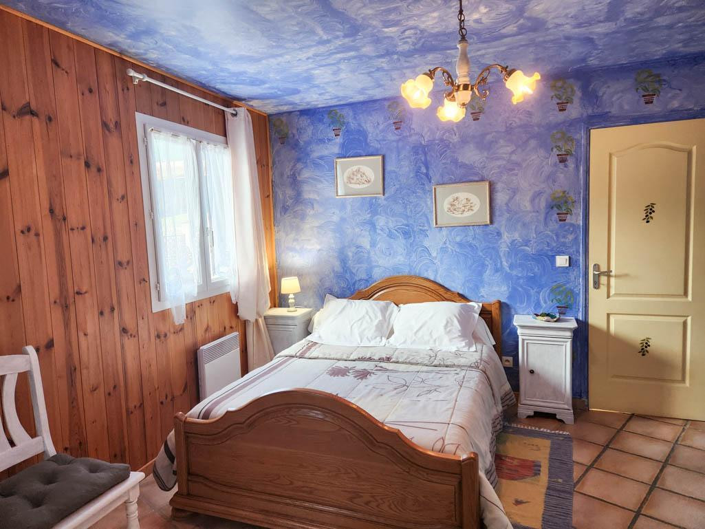 Chambre aux murs lavande