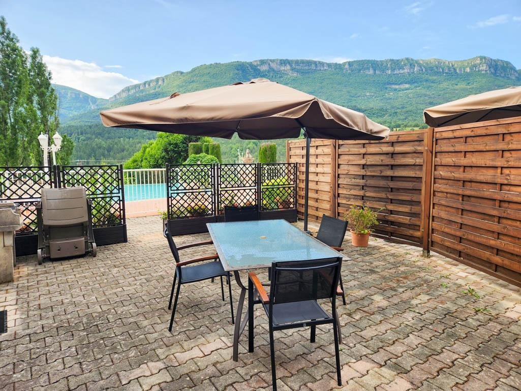 Terrasse couverte du gîte 6 personnes avec salon de jardin