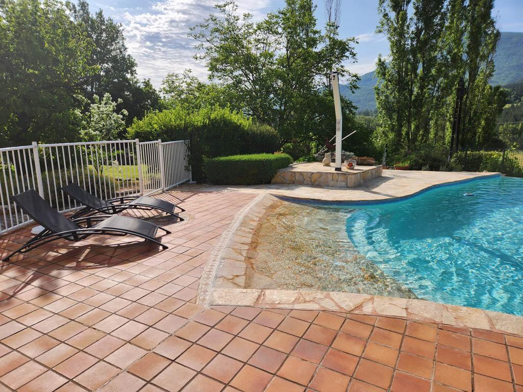 Bains de soleil au bord de la piscine